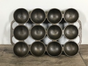 lot 274 image: Vintage Cast Iron Gems  Golf Ball  Unmarked Griswold No 947