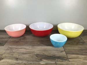 lot 277 image: Lot of 4 - Vintage Pyrex Bowls