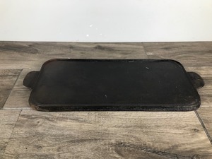 lot 346 image: Vintage Griswold Cast Iron #8 Erie Logo Rectangle Griddle