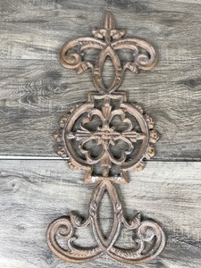 lot 381 image: Vintage Cast Iron Home Decor Piece
