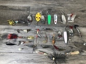 lot 432 image: Lot of Collectible Fishing Lures - see description for more info