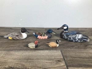 lot 101 image: 4 - Collectible Duck Figurines and 1 Canadian Goose