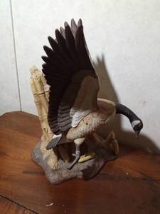 lot 61 image: 1986 Ski Country limited edition porcelain goose liquor decanter (Fund raiser for Ducks Unlimited)