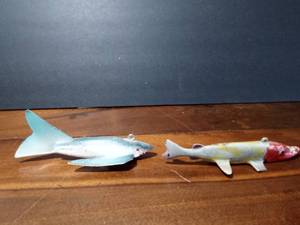 lot 65 image: 2 fishing spearing Wood decoys with metal fins