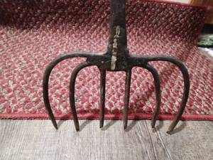 lot 74 image: Vintage 6 tine spear