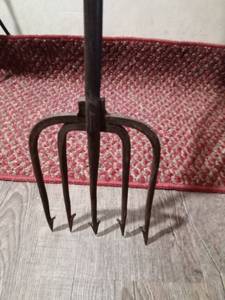 lot 76 image: Vintage 5 tine spear