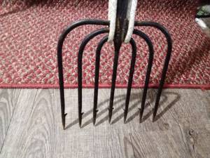 lot 80 image: Vintage 7 tine spear