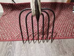 lot 82 image: Vintage 7 tine spear