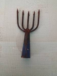 lot 83 image: Vintage Gig spear head