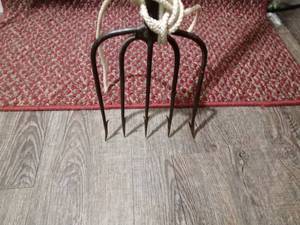 lot 84 image: Vintage 5 tine spear