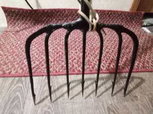 lot 87 image: Vintage 8 tine spear