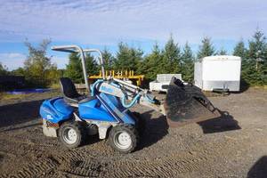 lot 4 image: 2000 Multi Trac Model RT20DT Mini 4 x 4 Articulating Wheel Loader