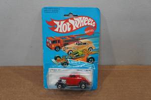lot 7 image: Vintage Hot Wheels Metal Flake Paint - 3 Window 34