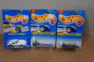 lot 21 image: 3 Hot Wheels - Corvette Stingray, Dragster, Hot Wheels 500