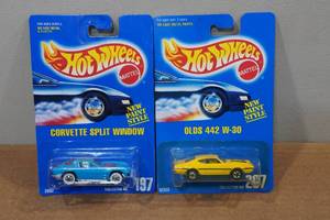 lot 25 image: 2 Hot Wheels - Corvette Split Window & Old 442 W-30