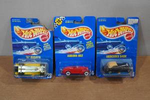 lot 30 image: 3 Hot Wheels - 37 Bugatti, Auburn 852, Mercedes 540K