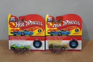 lot 41 image: 2 Hot Wheels 25th Anniversary with Matching Button - Splittin Image