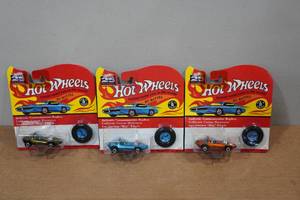 lot 47 image: 3 Hot Wheels 25th Anniversary with Matching Button - Silhouette