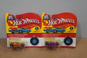 lot 49 image: 2 Hot Wheels 25th Anniversary with Matching Button - Beatnik Bandit