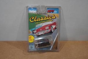 lot 76 image: Vintage Tyco 32 Ford HO Scale Slot Car