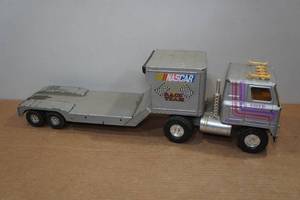lot 126 image: Vintage Ertl Car Hauler Semi Truck and Trailer