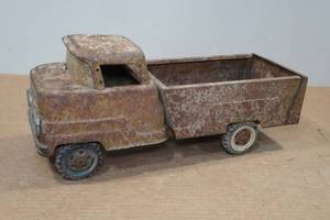 lot 135 image: Vintage Marx Pickup Truck