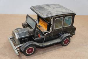 lot 140 image: Vintage Tin Battery Operated Car