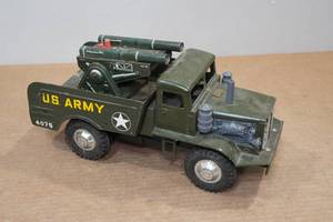 lot 141 image: Vintage Tin Battery Operated Army Truck