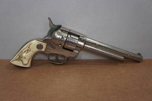 lot 161 image: Vintage Cowboy Toy Gun