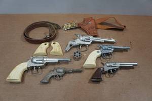 lot 165 image: Assorted Vintage Toy Guns and Parts