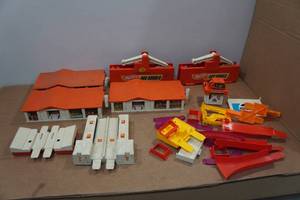 lot 185 image: Vintage Hot Wheels Rod Runner Playset Parts