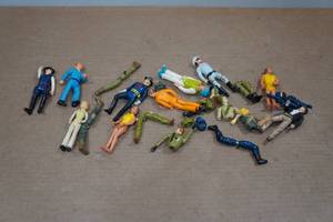 lot 195 image: Assorted Vintage Mini Action Figures