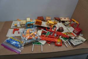 lot 221 image: Vintage Hot Wheels City Pieces