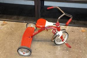 lot 242 image: Radio Flyer Trike