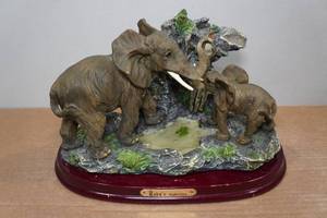 lot 253 image: Rubys Collection Elephant Statue
