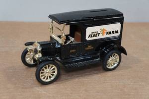 lot 262 image: Ertl 1917 Ford Model T Van Fleet Farm Coin Bank
