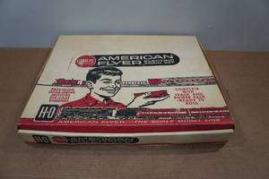 lot 271 image: Vintage Gilbert American Flyer Electronic Train Set