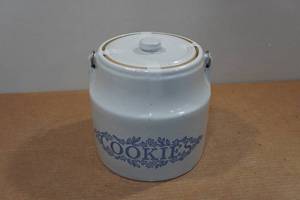 lot 282 image: Vintage Monmouth Western Crockery Cookie Jar
