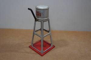 lot 290 image: Vintage Lionel Train Set Water Tower - 1946-1950