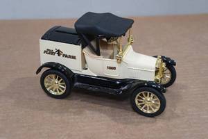 lot 294 image: Ertl 1918 Ford Model T Runabout Bank