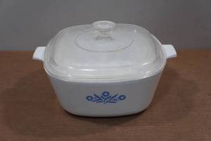 lot 302 image: Vintage Corning Ware 2.5Q Dish with Pyrex Lid