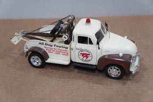 lot 315 image: 1953 Chevy Wrecker 124 Scale Model Truck