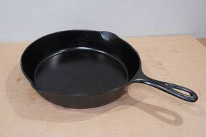 lot 341 image: Favorite Piquaware 10 Cast Iron Skillet