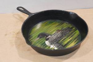 lot 342 image: Sidney Halloware No 8 Cast Iron Skillet with Loon Print