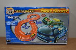 lot 353 image: Hot Wheels World Race Battery Powered Raceway
