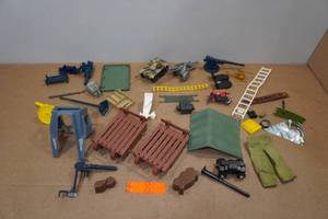 lot 369 image: Assorted Toy Army Pieces
