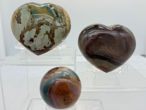 lot 254 image: Polychrome Jasper Polished Lot of 3 heart 320gm11.3oz., heart 274gm9.7oz. and small sphere 46mm 135gm4.6oz.