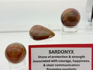 lot 73 image: Sardonyx Misc. Lot of 3 2 spheres 40mm, 94 gm.3.3 oz., non-standing freeform 70 gm.2.5 oz.