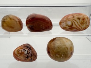 lot 112 image: Sardonyx 5-piece palmstone lot Total weight 289 gm. 10.2 oz.