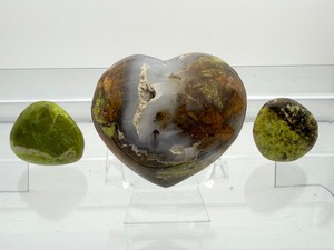 lot 154 image: Green Opal Polished Lot of 3 heart & 2 palmstones 237 gm.8.4 oz. (12 lb)